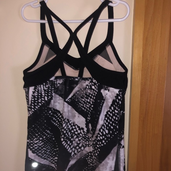 Black and white patterned Lululemon top - Picture 2 of 4
